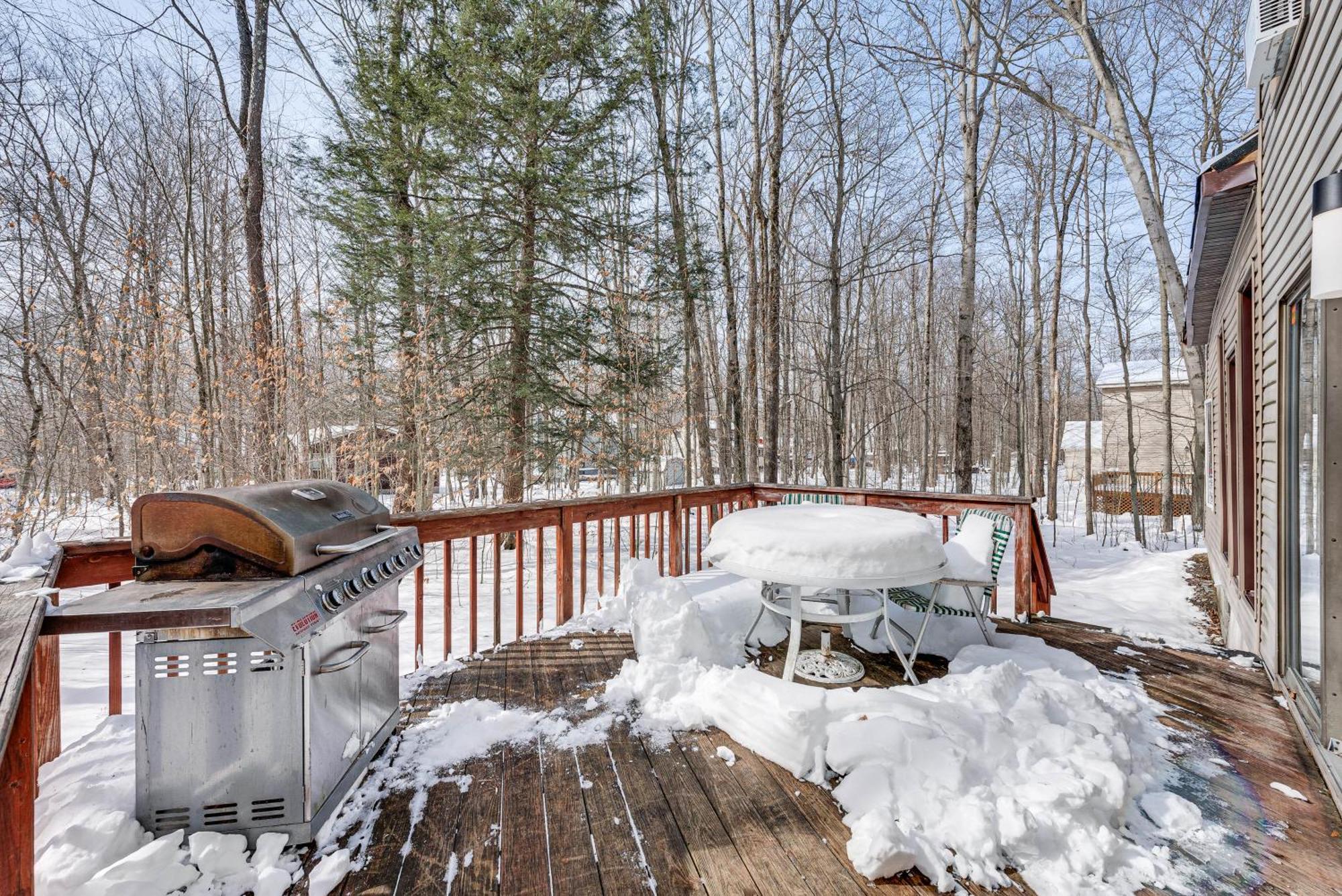 Arrowhead Retreat With Private Indoor Pool! * Pocono Lake